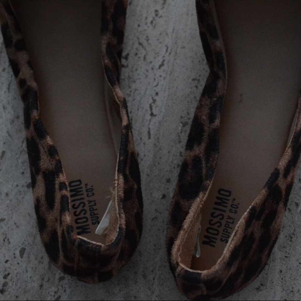 • Cheetah Print Ballet Flats • - Picture 2 of 3